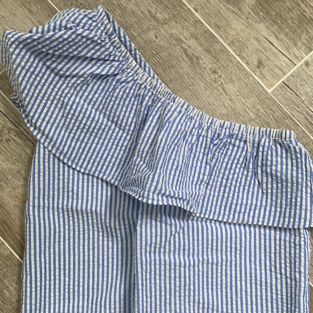 Vineyard Vines,off the shoulder seersucker shirt.